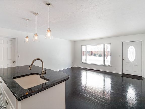 4th image of 1128 Bell Ct