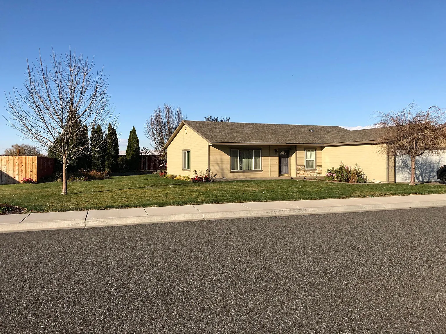 212 SW Malibu Dr — Photo 1