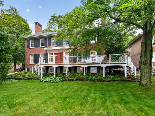 110 Lakeshore Blvd, Kingston, ON K7M 6R5