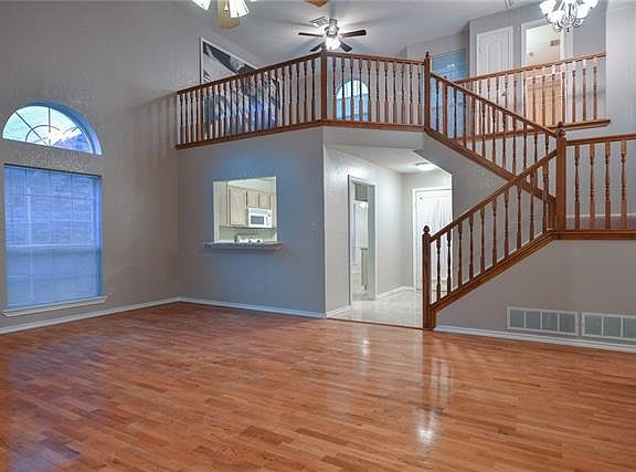 2nd image of 2321 Oakcrest Dr