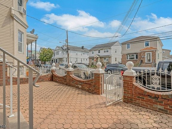 3rd image of 149 Chestnut St