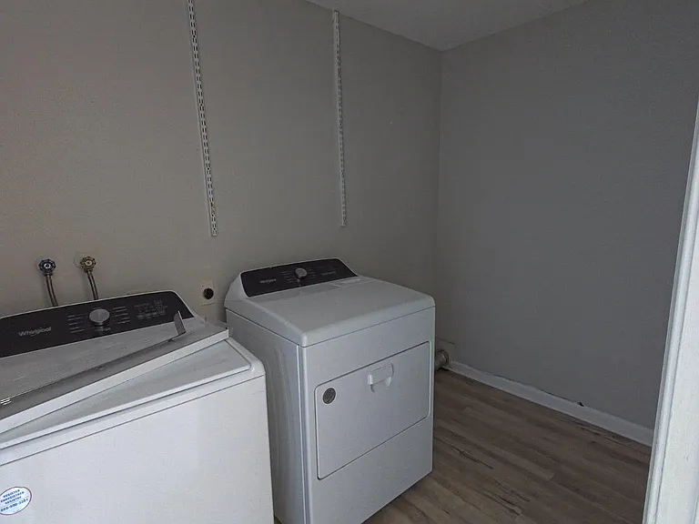 546 Wellington Ct — Photo 5