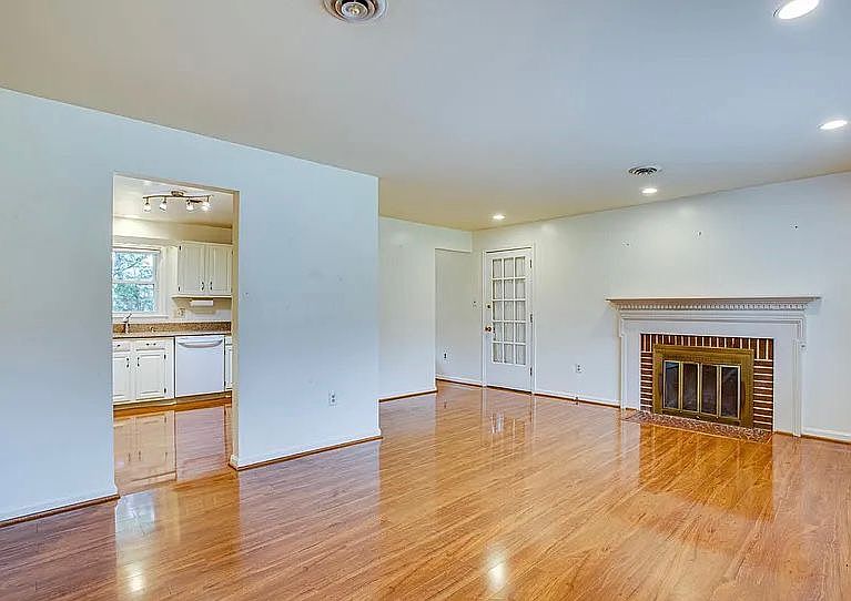 1st image of 1212 Riverview Ln