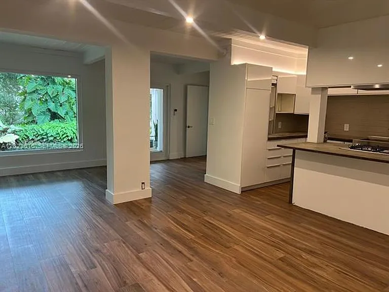 6851 SW 77th Ter — Photo 5