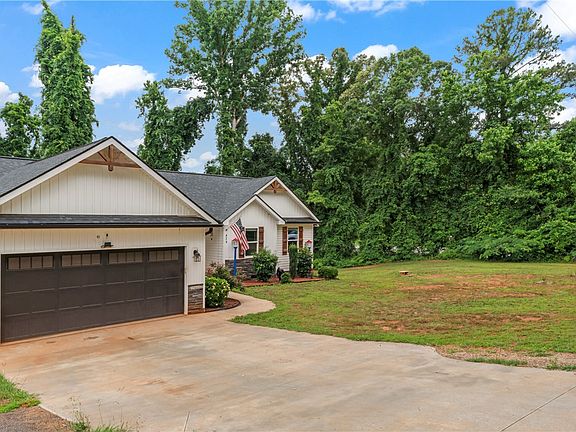 3rd image of 429 Nelson Dr