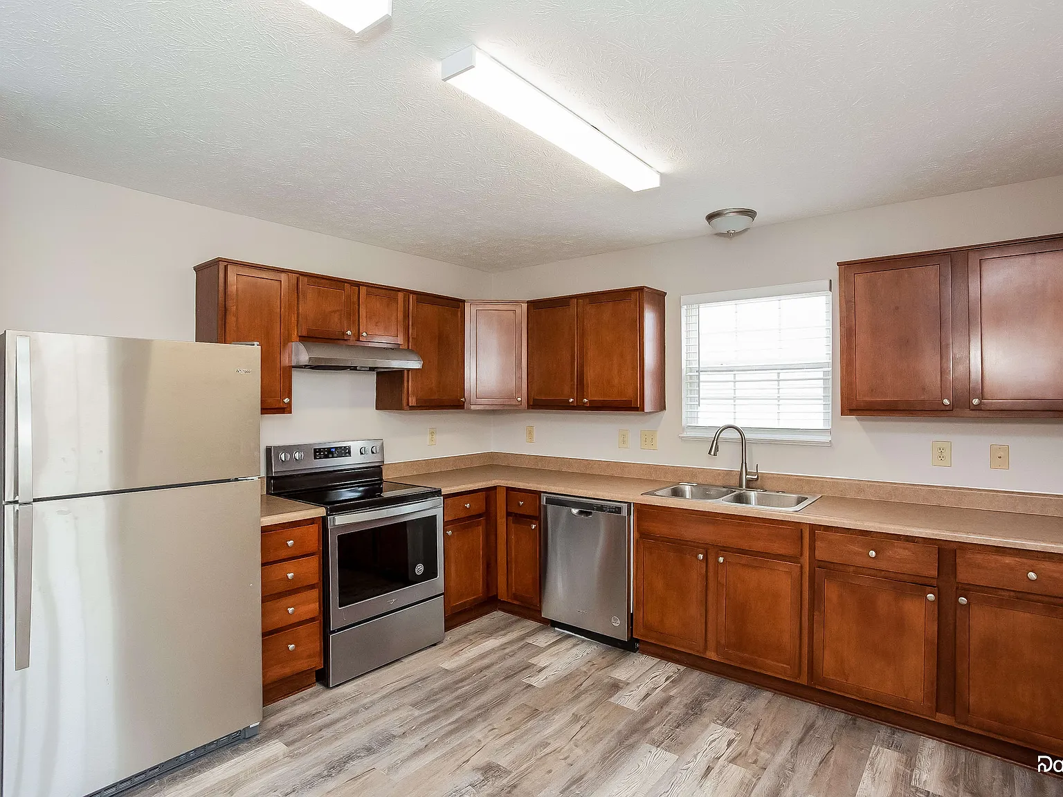 3 bed, 2.0 bath, 1370 sqft, $1,970 — Photo 3