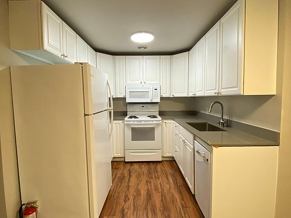 Kitchen with full appliances