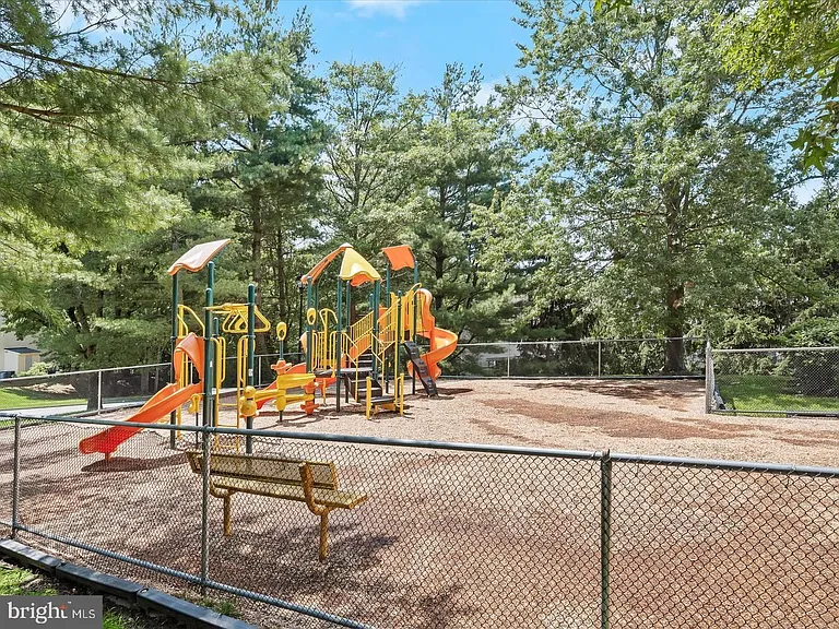 577 Quaker Ridge Ct — Photo 34