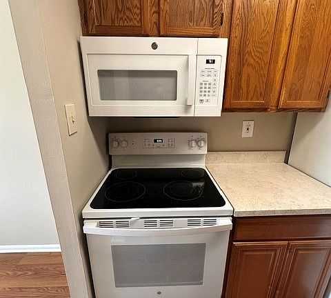 5th image of 2409 Pond View Dr