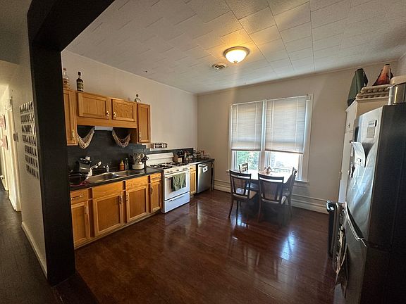 2nd image of 725 W Broadway St APT 4