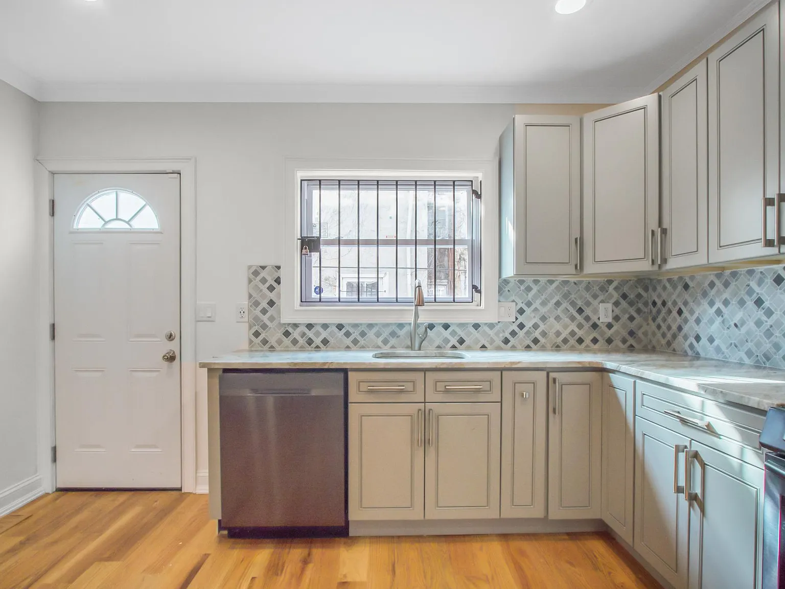 4 bed, 2400 sqft, $2,700 — Photo 2