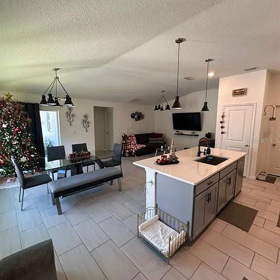 1027 Papaya Cir — Photo 3