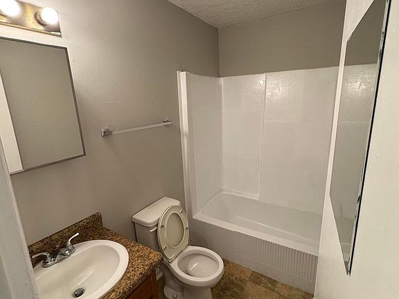 4th image of 108 Elmwood Cir #B