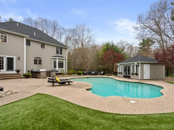 299 Webster Woods Ln, North Andover, MA 01845