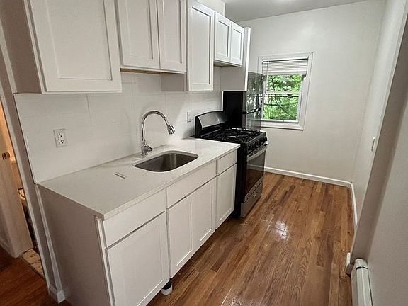 4th image of 36 Victor St APT 2R