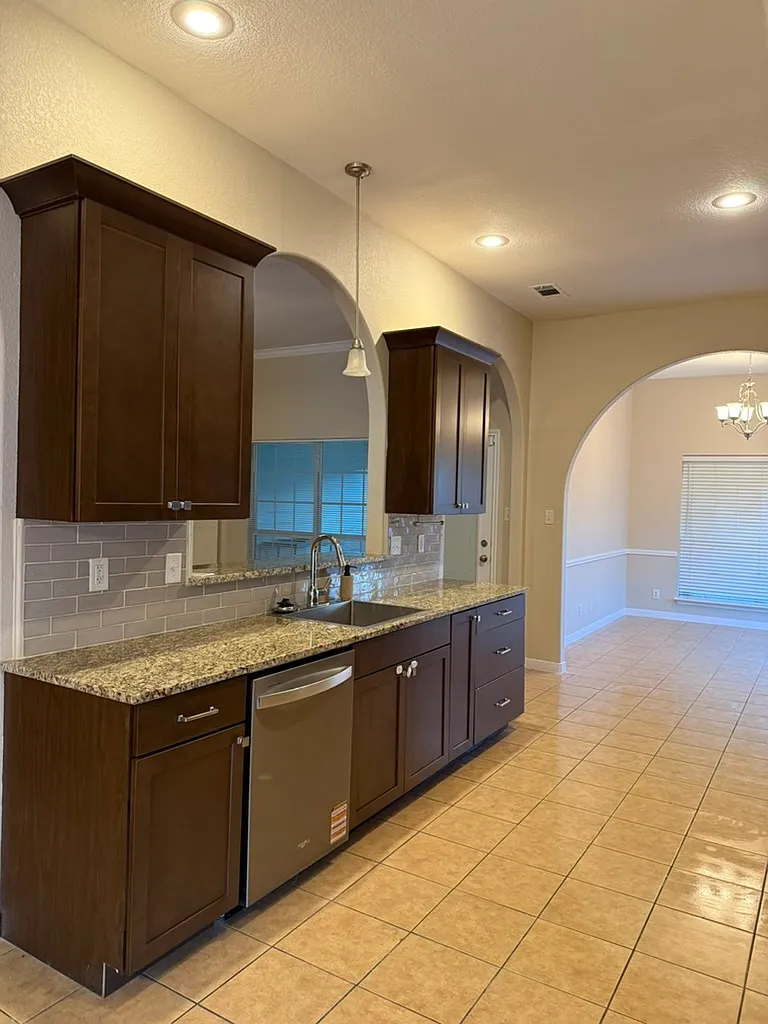 4 bed, 1923 sqft, $1,900 — Photo 3