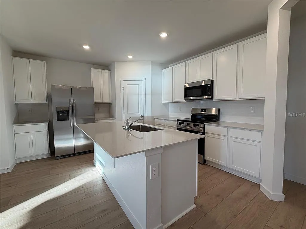 3 bed, 2.5 bath, 1664 sqft, $2,200 — Photo 4