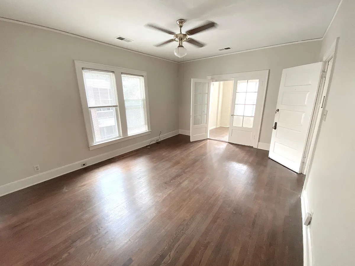 Living room - 88 N Willett St #3