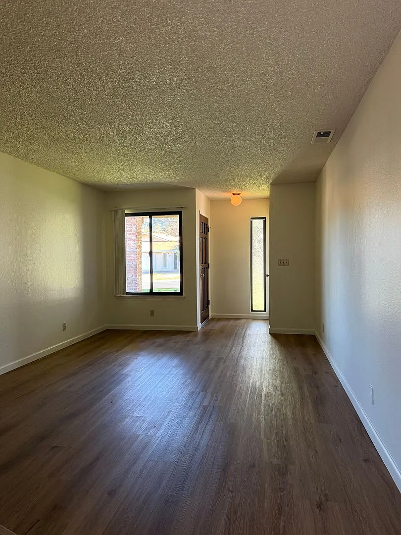 Cute 2 Bedroom Duplex In East Roseville!! — Photo 3