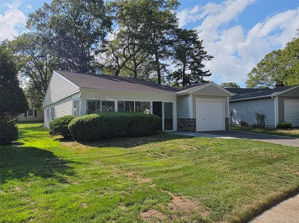 160 Laurance Lane, Ridge, NY 11961