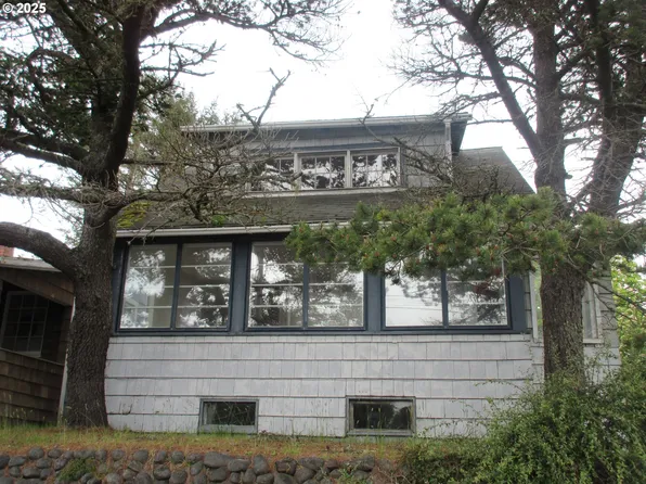 328 6th Ave, Seaside, OR 97138
