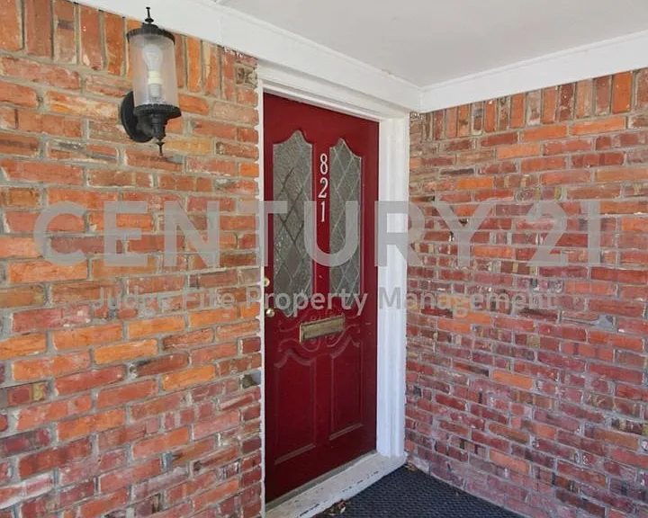 821 Rea Ave — Photo 2