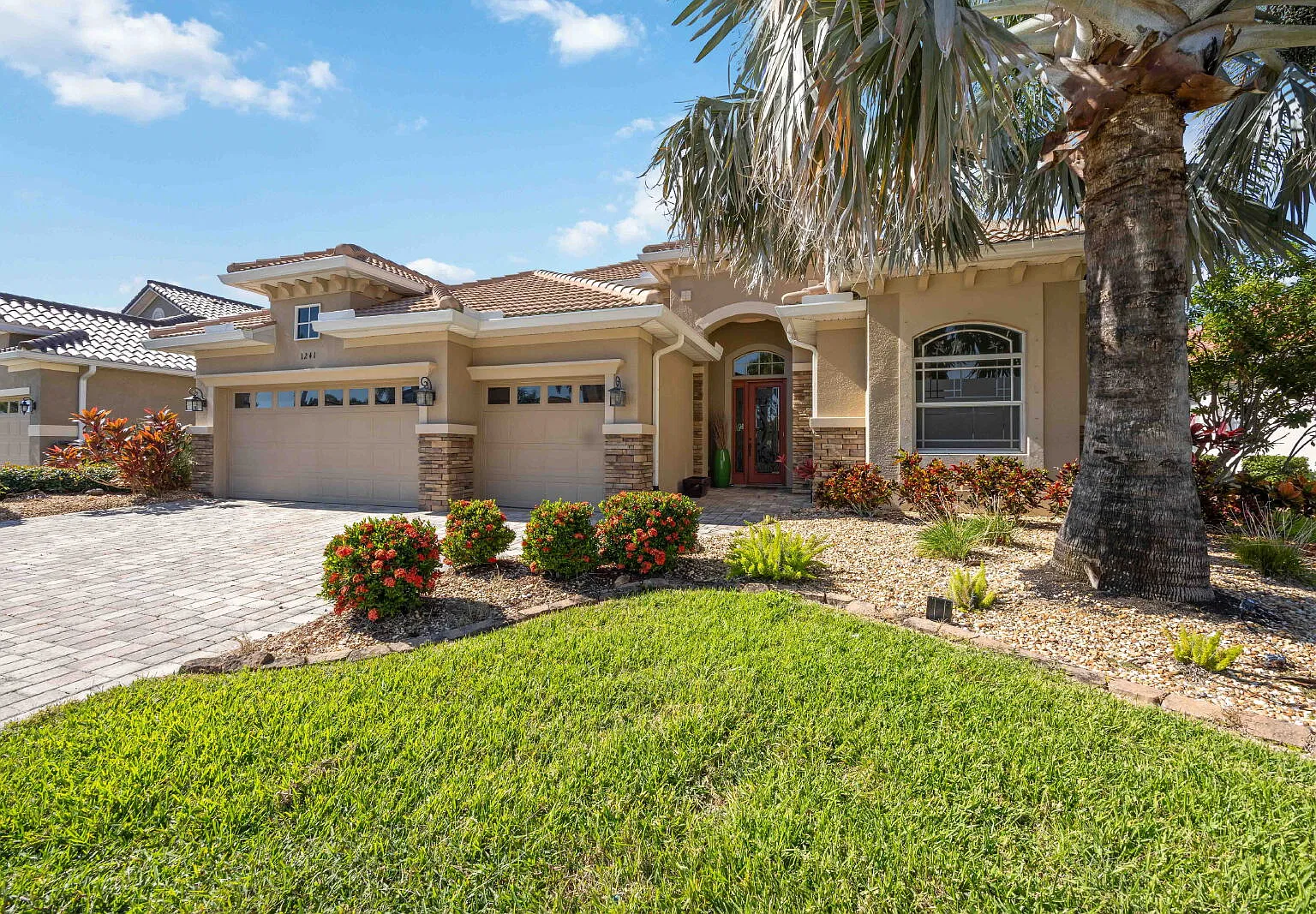 4 bed, 3.0 bath, 2714 sqft, $2,600 — Photo 1