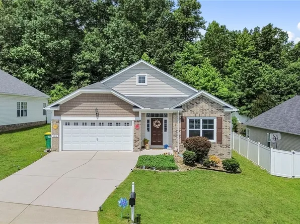 3916 Clipper Ln, Hopewell, VA 23860