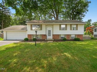 4 Iroquois Dr, Saratoga Springs, NY 12866
