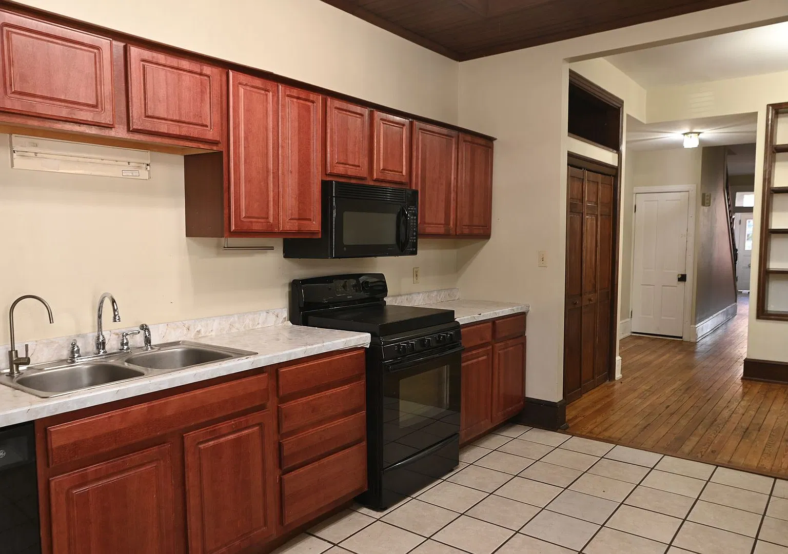 Large Single-Family Home on 3rd Street with Garage Parking — Photo 4