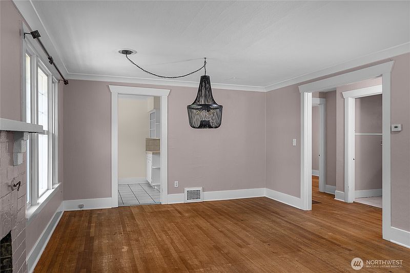 4th image of 1612 Capitol Way S