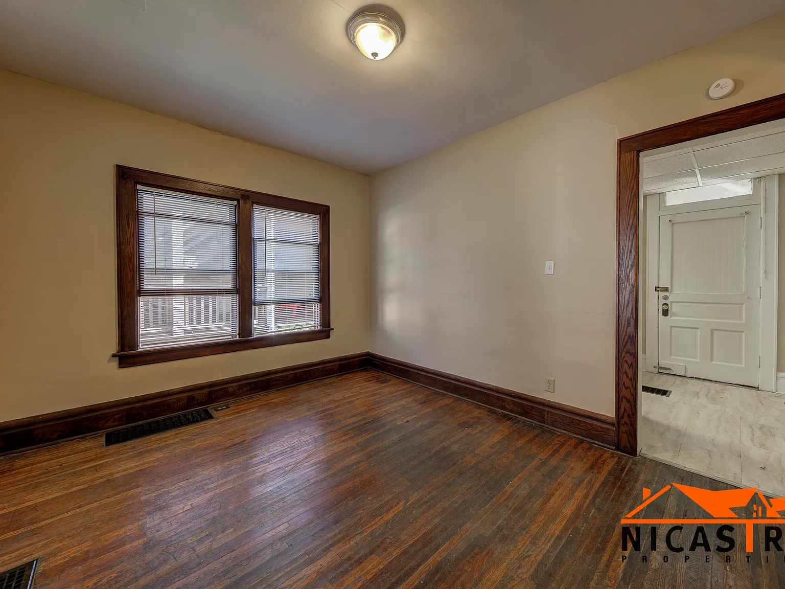 1638 Indianola Avenue - 1640 Indianola Avenue — Photo 3