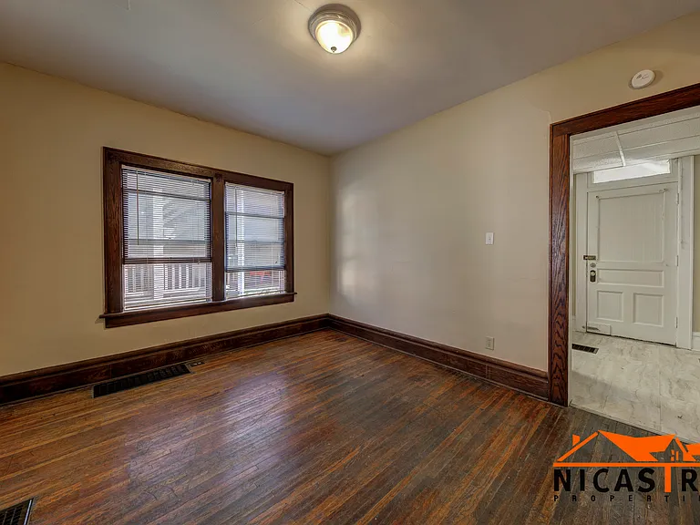 1638 Indianola Ave — Photo 37