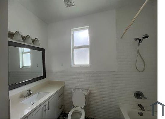 4th image of 4035 NW 13th Ave #A