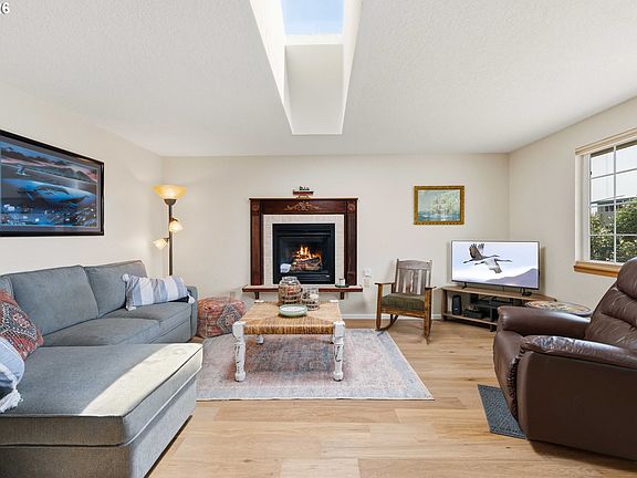 5th image of 870 11th St SW