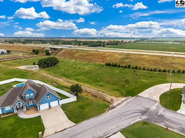 85 E Des Moines Ave, South Hutchinson, KS 67505