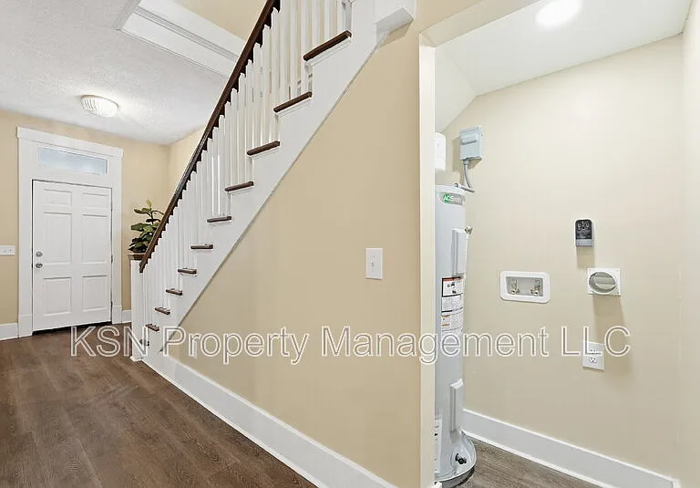 716 W 38th St — Photo 16