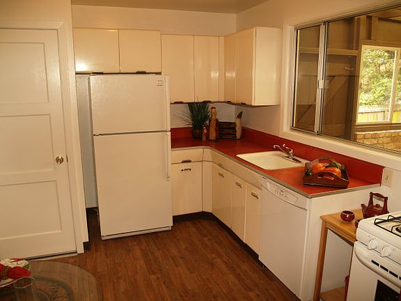 5th image of 136 Longford Dr