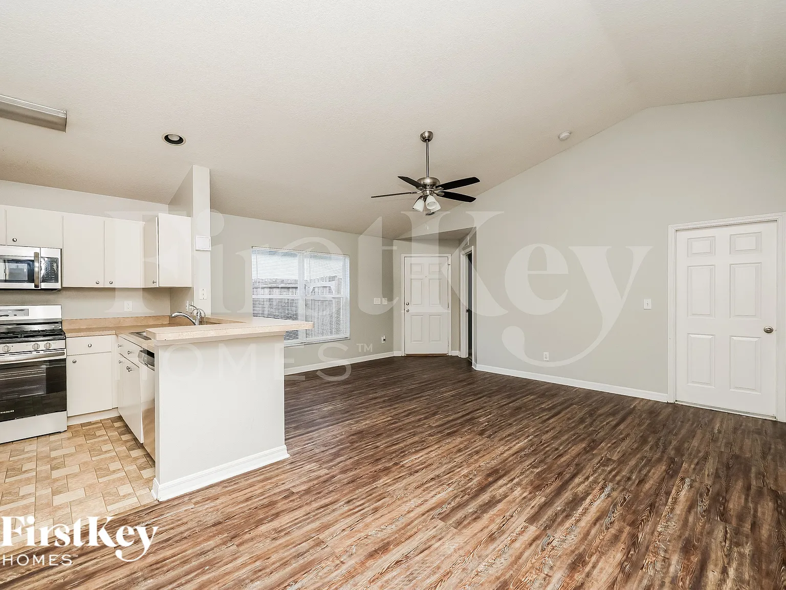 4 bed, 2.0 bath, 1342 sqft, $1,805 — Photo 2
