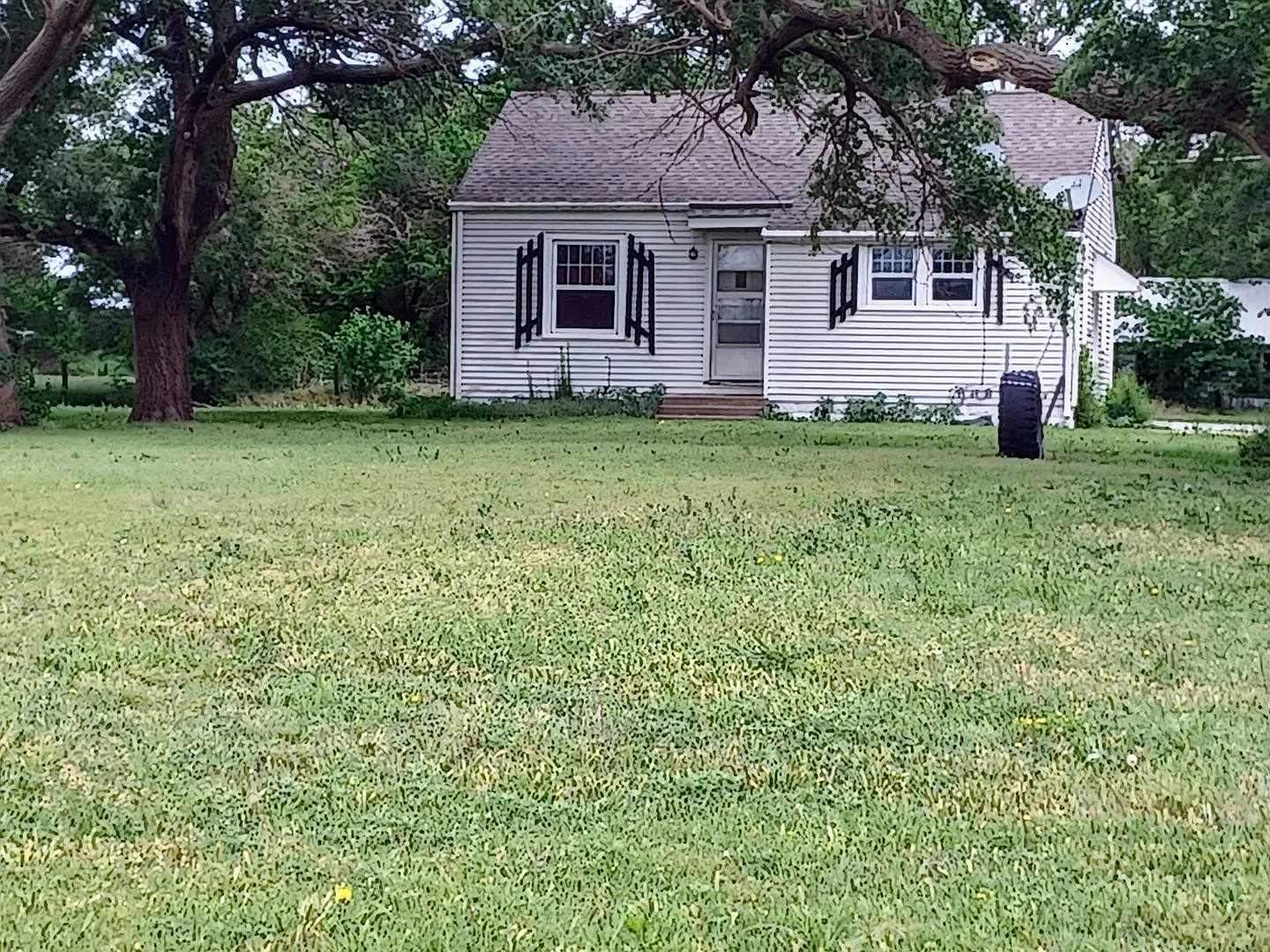 Charming 2 bedroom, 1 bath west of town in Viola (19000 W 55th St S) — Photo 1