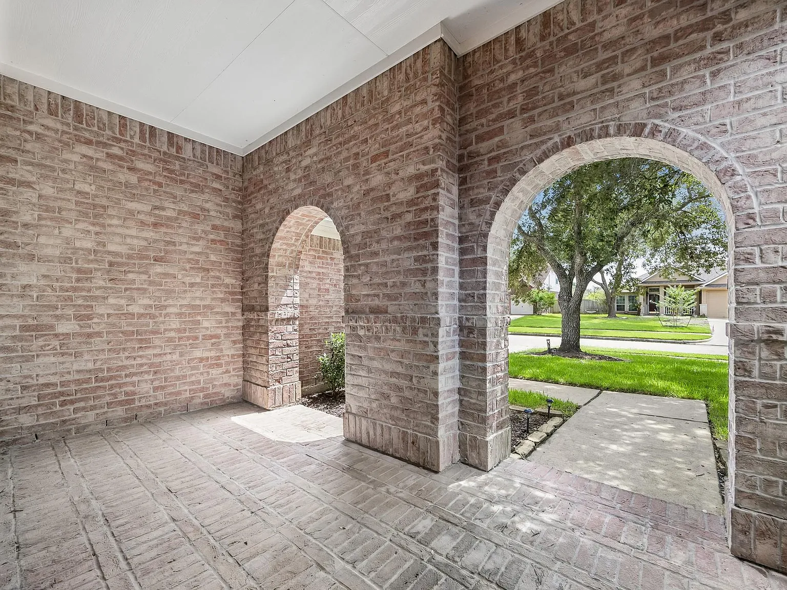 3 bed, 2.0 bath, 2124 sqft, $2,650 — Photo 4