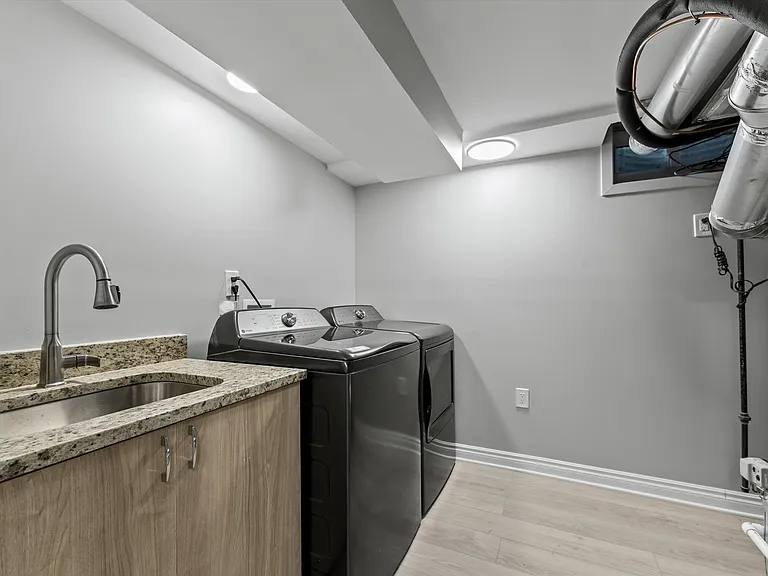 1054 Saxon Dr — Photo 21