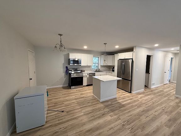 4th image of 915 Hudson Ave