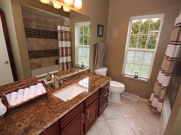 Main Floor - Full Bath 1
