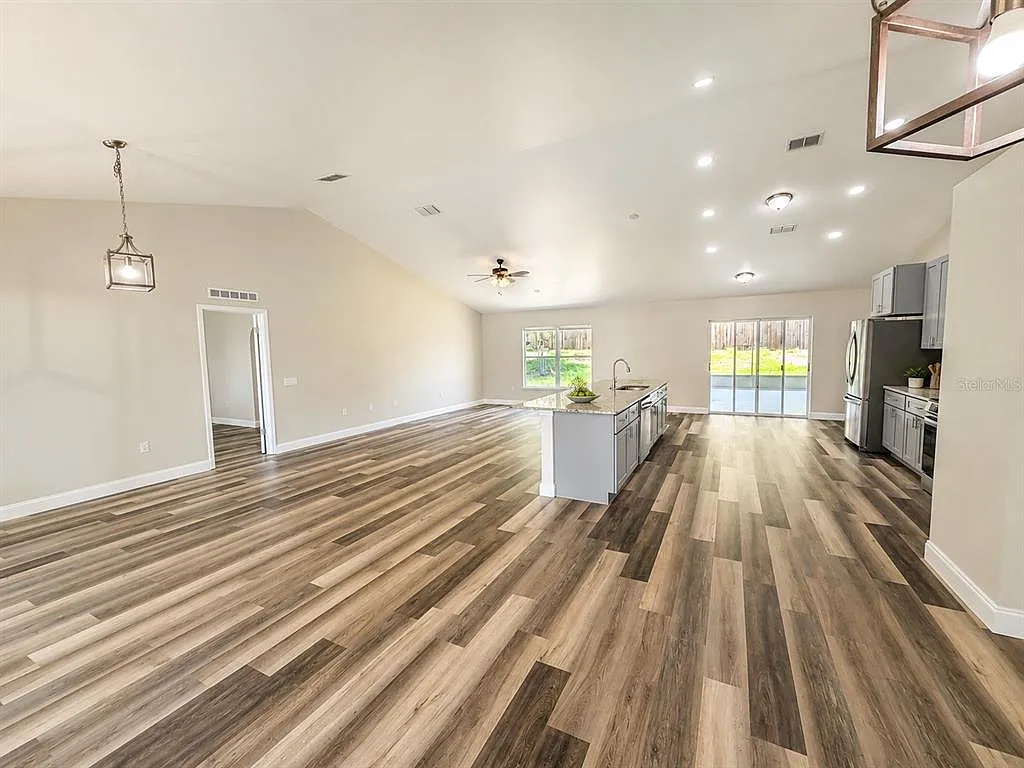 4 bed, 2.0 bath, 2302 sqft, $2,700 — Photo 3