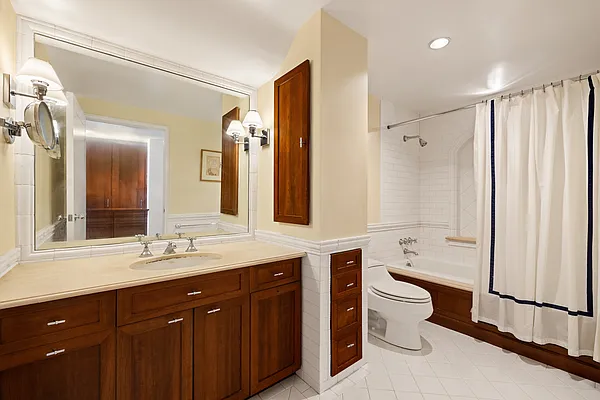 Bathroom 1, photo 1