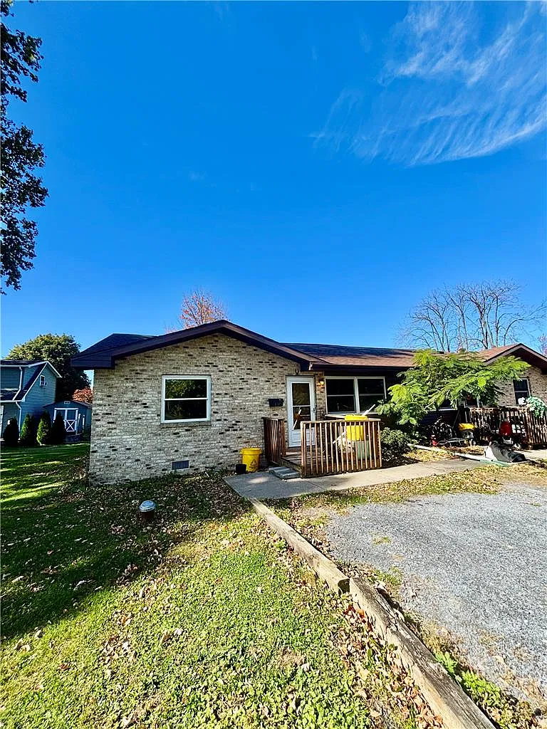 3 bed, 2160 sqft, $1,950 — Photo 1