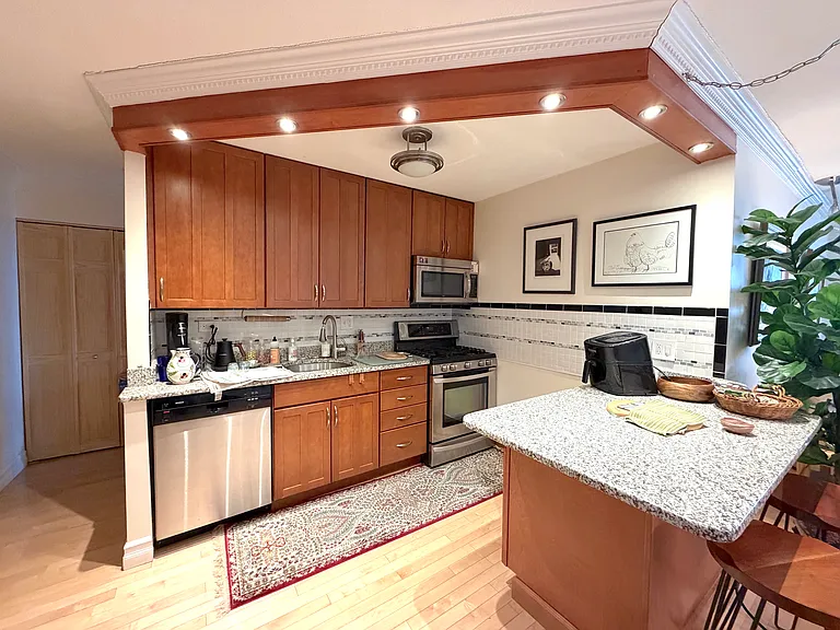 2 Hawthorne Pl #15D — Photo 1