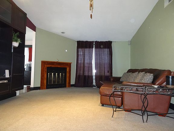 3rd image of 15 Meadow Breeze Ct
