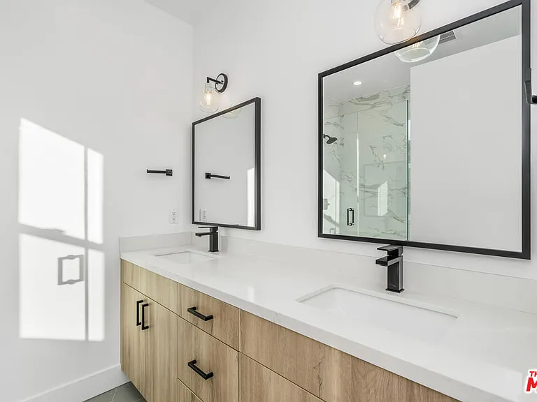 10805 Morrison St #1 — Photo 17